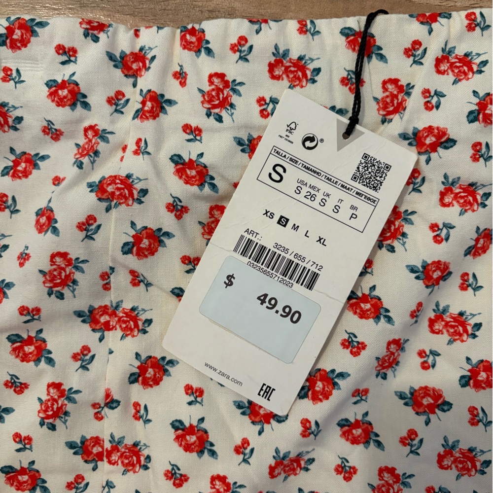 NWT Zara ivory with red floral mini skirt. Size small ❤️ - Picture 7 of 8